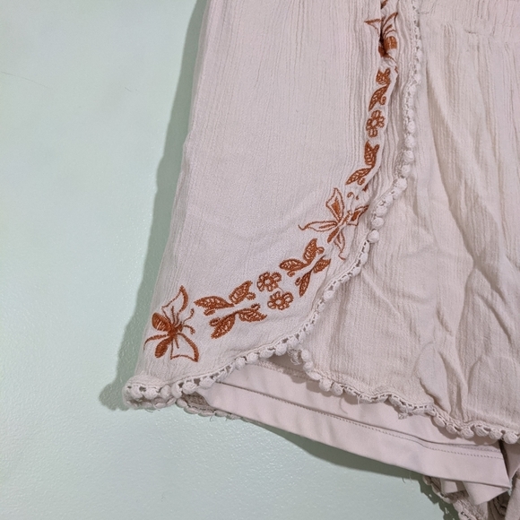 💐 Papaya Embroidered Lined Shorts 💐 - Picture 2 of 10